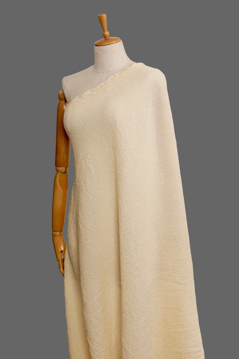 Nötr Esnek Buruşuk Pamuklu Kumaş, Dokulu Yüzey, Kırık Beyaz El Dokuma Pamuk, Yarı Şeffaf, Ağartılmamış Organik Bej Pamuk.