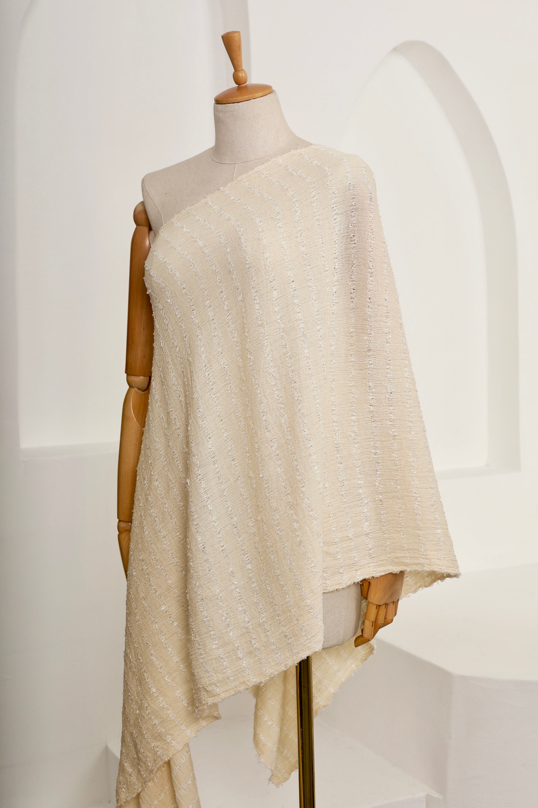 Tissu froissé extensible en coton texturé neutre : qualité unique pour les jupes d'été kimono, tenues pour nouveau-nés | Options extensibles, tissées à la main.