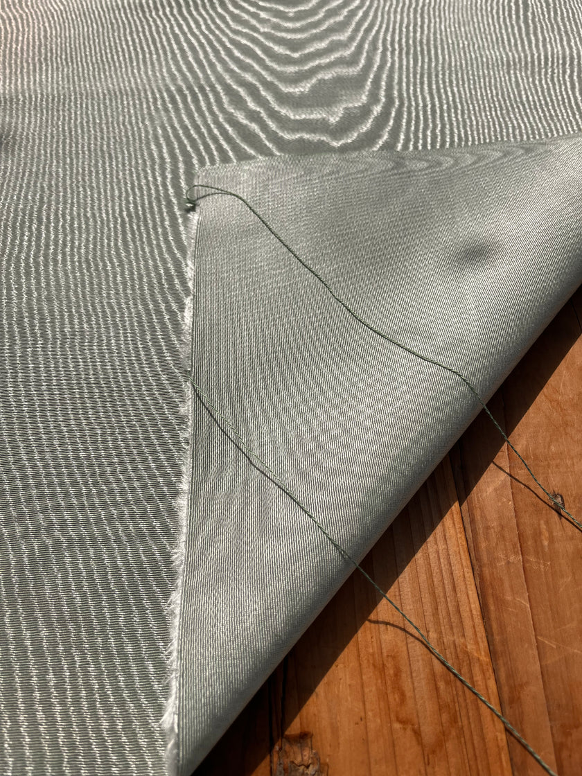 Rembourrage luxueux en soie vert pastel pour tête de lit ottoman, tissus d'intérieur pour textiles de maison : housses d'oreiller, motifs inspirés du kimono, motifs en filigrane.