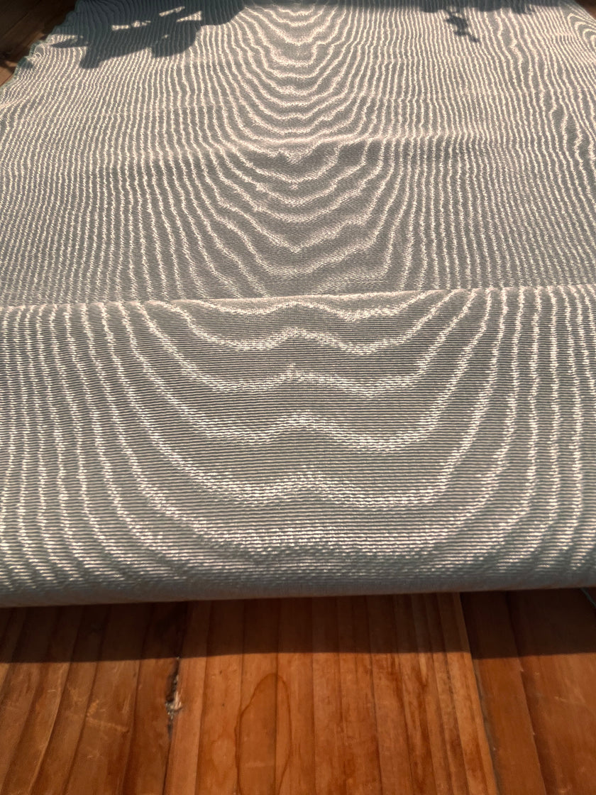 Rembourrage luxueux en soie vert pastel pour tête de lit ottoman, tissus d'intérieur pour textiles de maison : housses d'oreiller, motifs inspirés du kimono, motifs en filigrane.