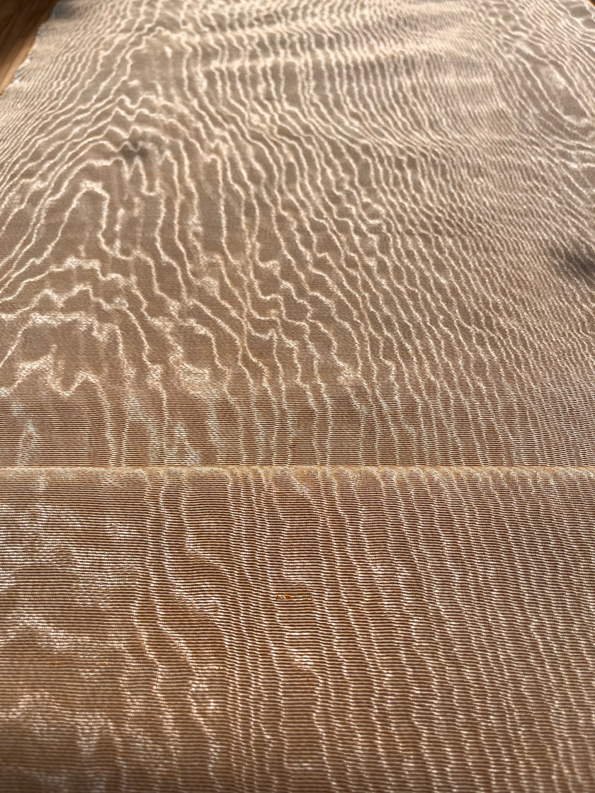 Rembourrage luxueux en soie beige pastel pour tête de lit ottoman, tissus d'intérieur pour textiles de maison : housses d'oreiller, motifs inspirés du kimono, motifs en filigrane.