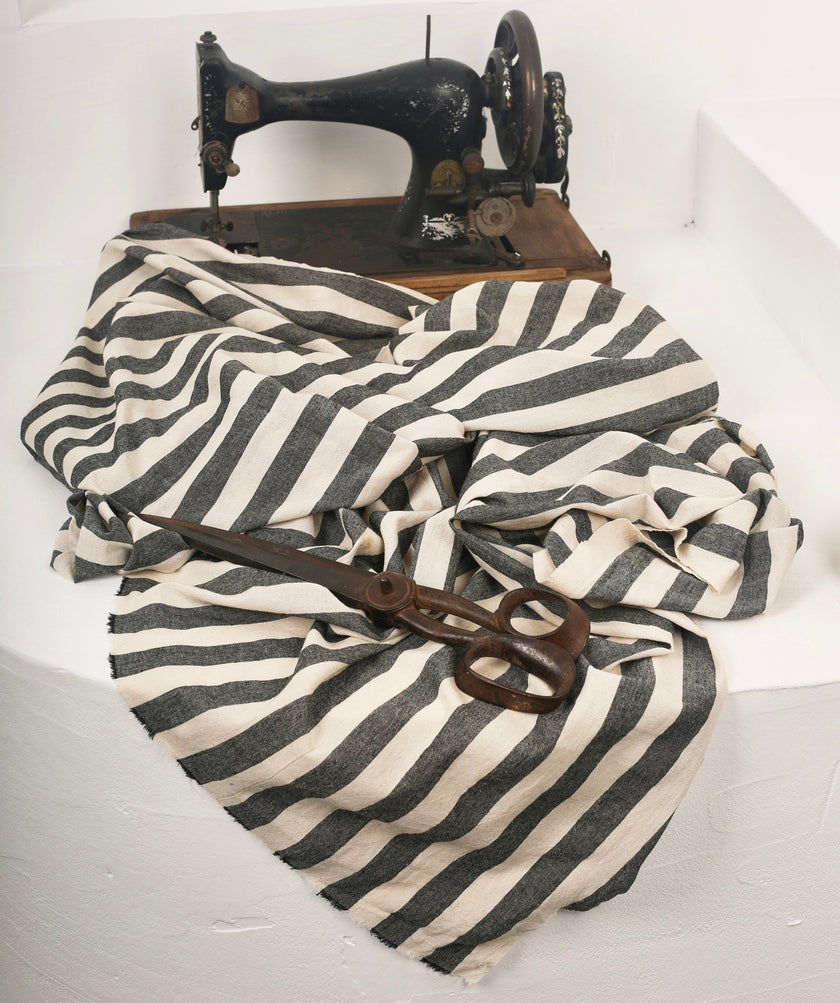 Tissu naturel en gaze de coton à rayures noires.