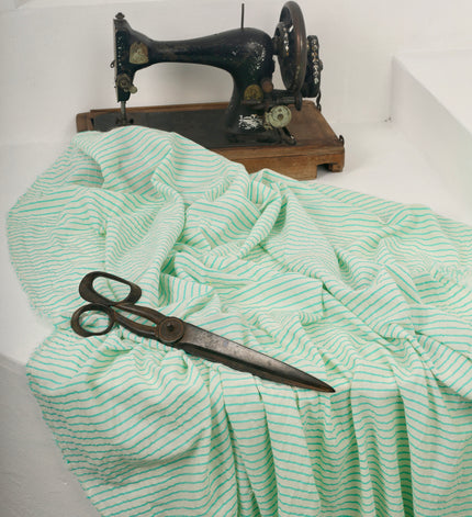 Tissu en coton biologique neutre rayé vert menthe au mètre, tissu froissé avec rayures épingles, large largeur.