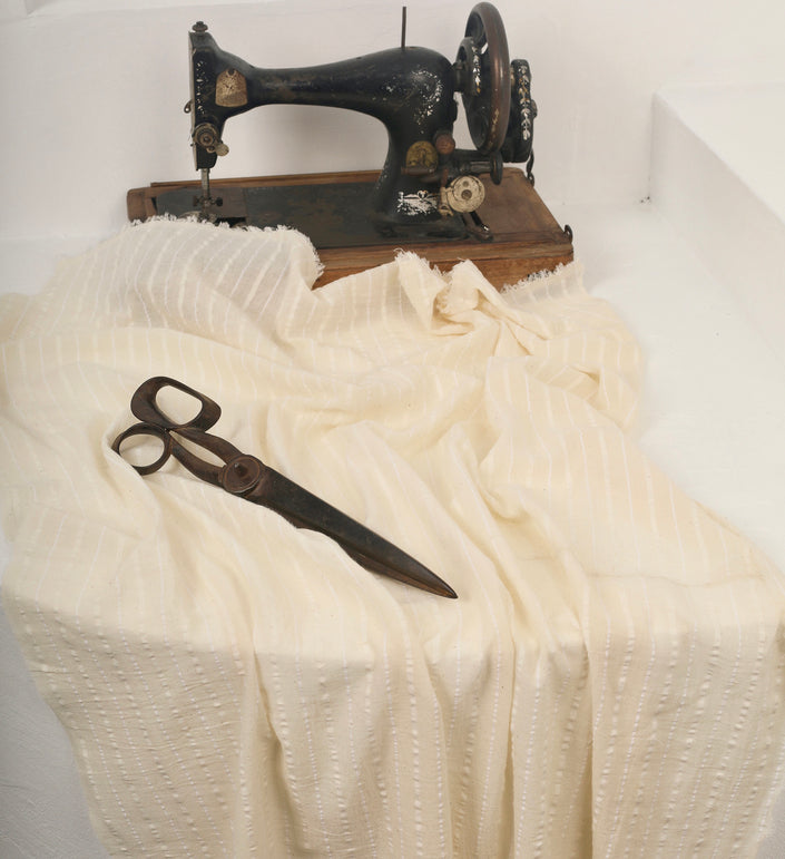 Tissu en coton biologique neutre à rayures blanches au mètre, tissu froissé avec rayures à épingles, large largeur.