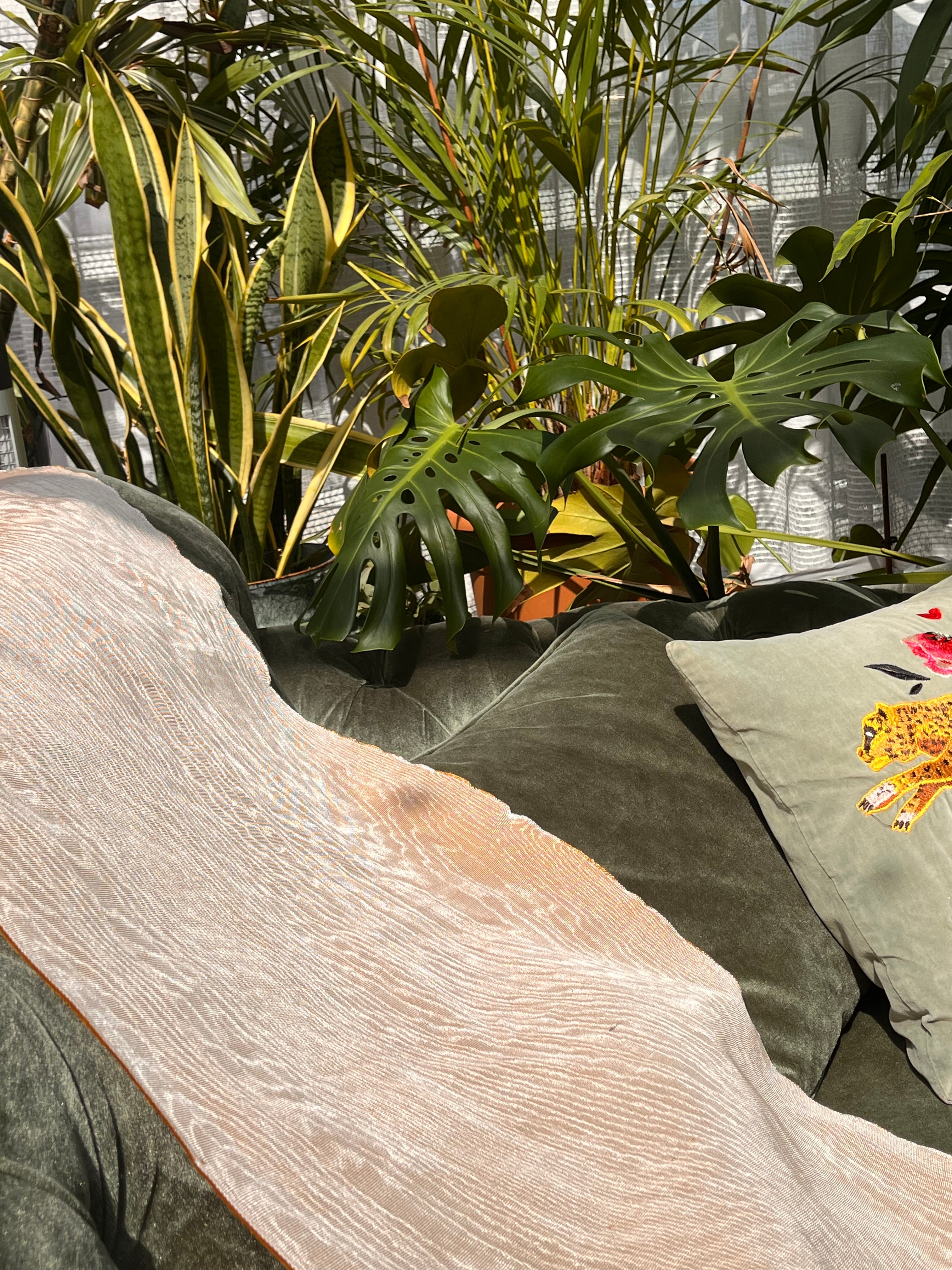 Pastel Bej Lüks İpek Döşeme Osmanlı Başlık, Ev Tekstili İç Mekan Kumaşları: Yastık Kılıfları, Kimono Esintili Tasarımlar, Filigran Desenleri.