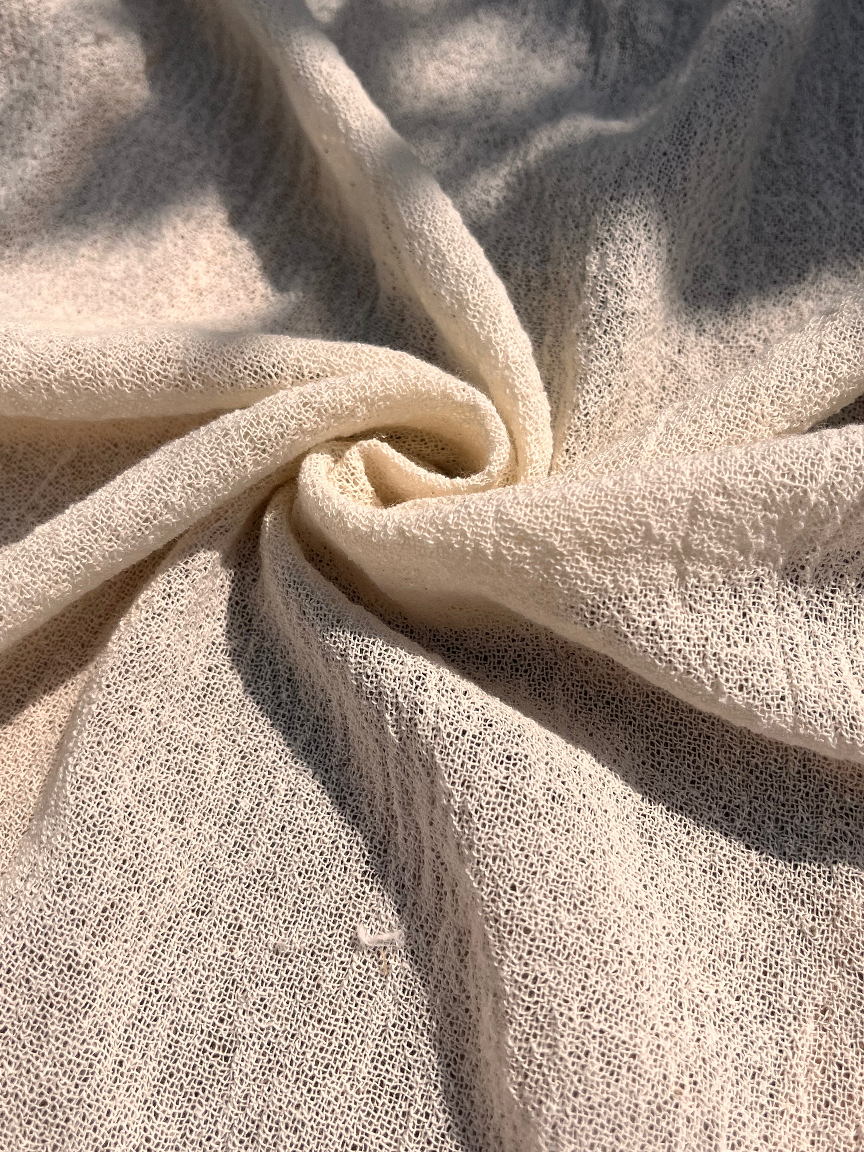 Tissu froissé en coton turc texturé spécial : qualité unique pour les robes d'été kimono et les tenues de nouveau-né | Options de gaze, transparentes et extensibles.