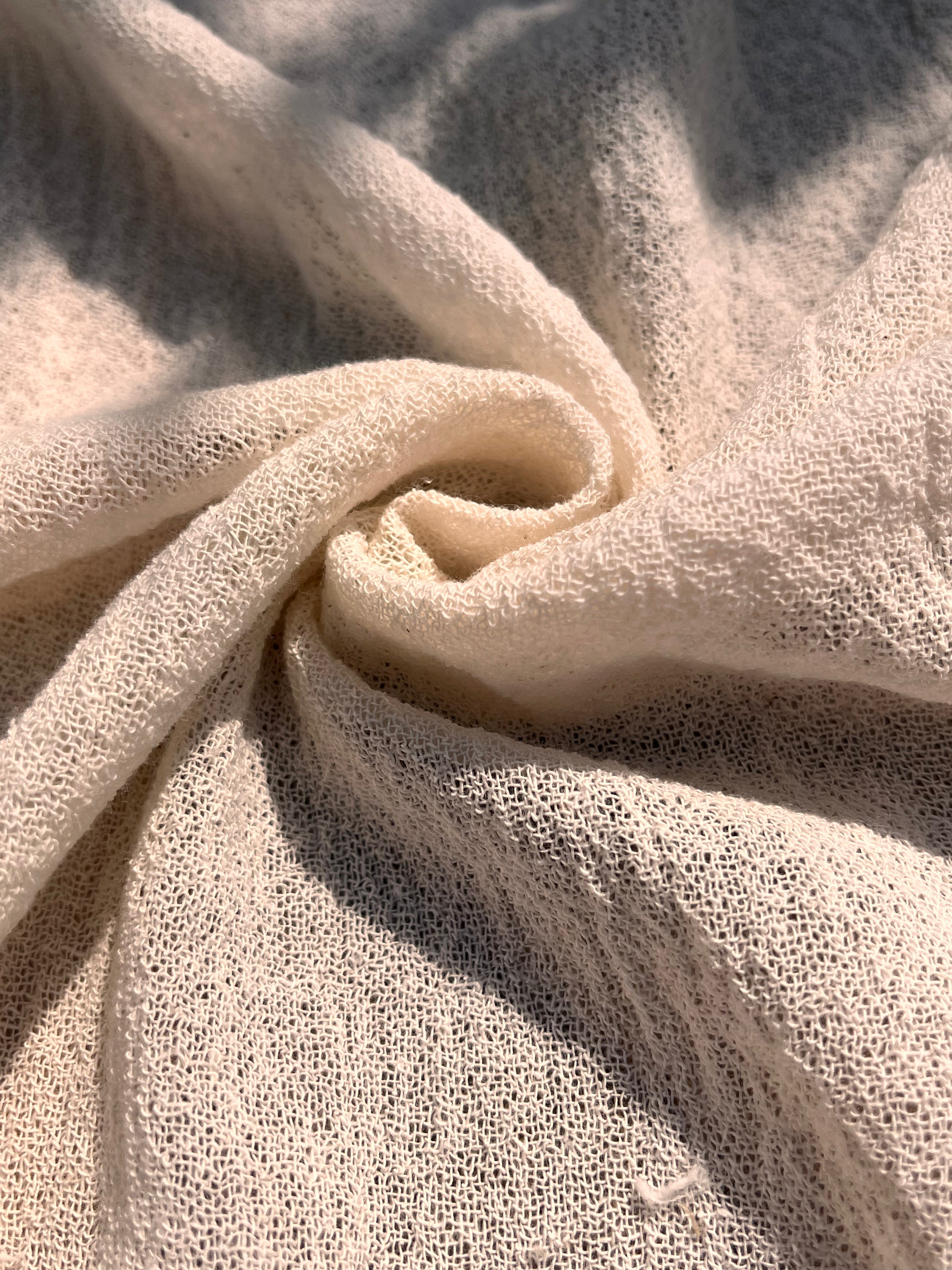 Tissu froissé en coton turc texturé spécial : qualité unique pour les robes d'été kimono et les tenues de nouveau-né | Options de gaze, transparentes et extensibles.