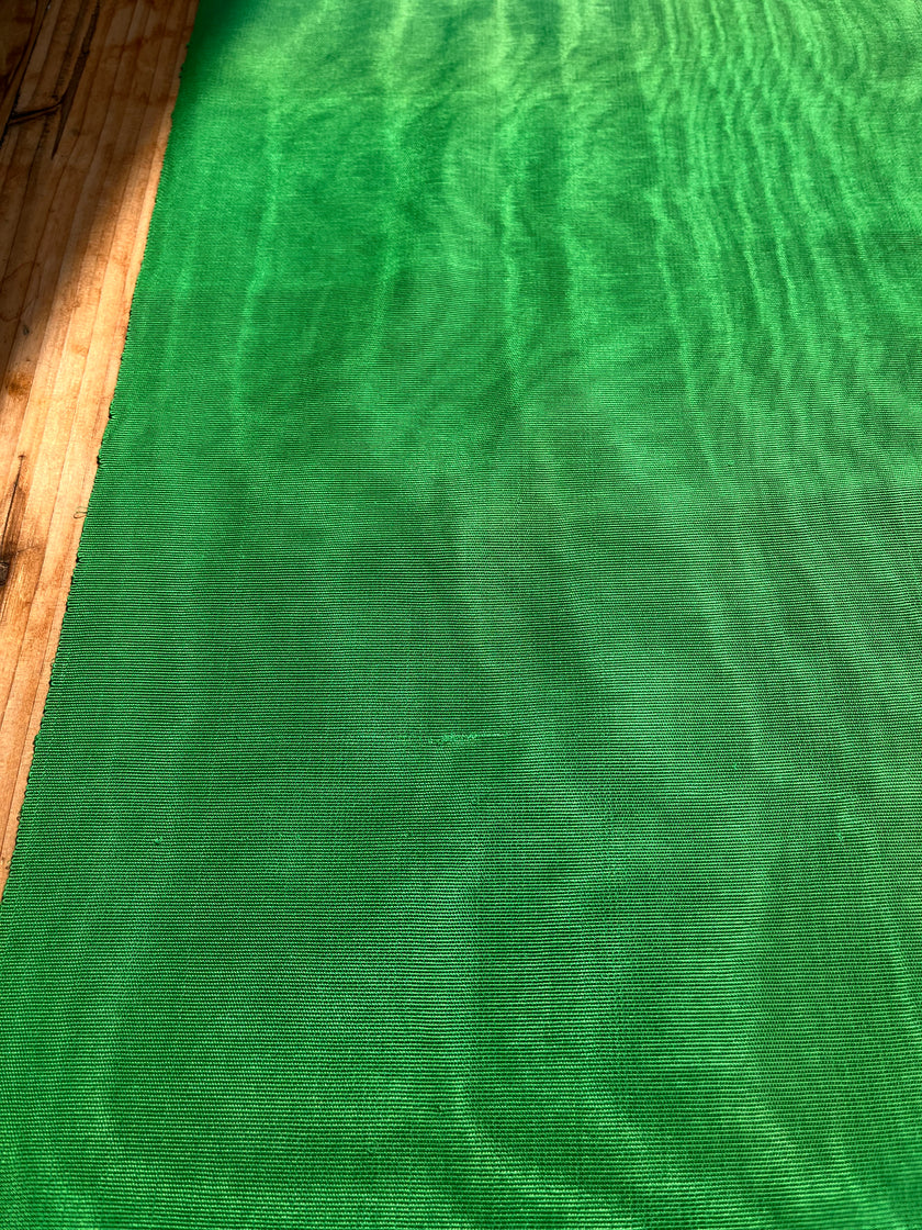 Osmanlı Başlık İçin Yeşil Lüks İpek Döşeme, Ev Tekstili İç Mekan Kumaşları: Yastık Kılıfları, Kimono Esintili Tasarımlar, Filigran Desenleri.