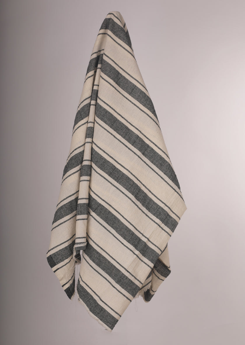 Tissu naturel en gaze de coton à rayures noires.