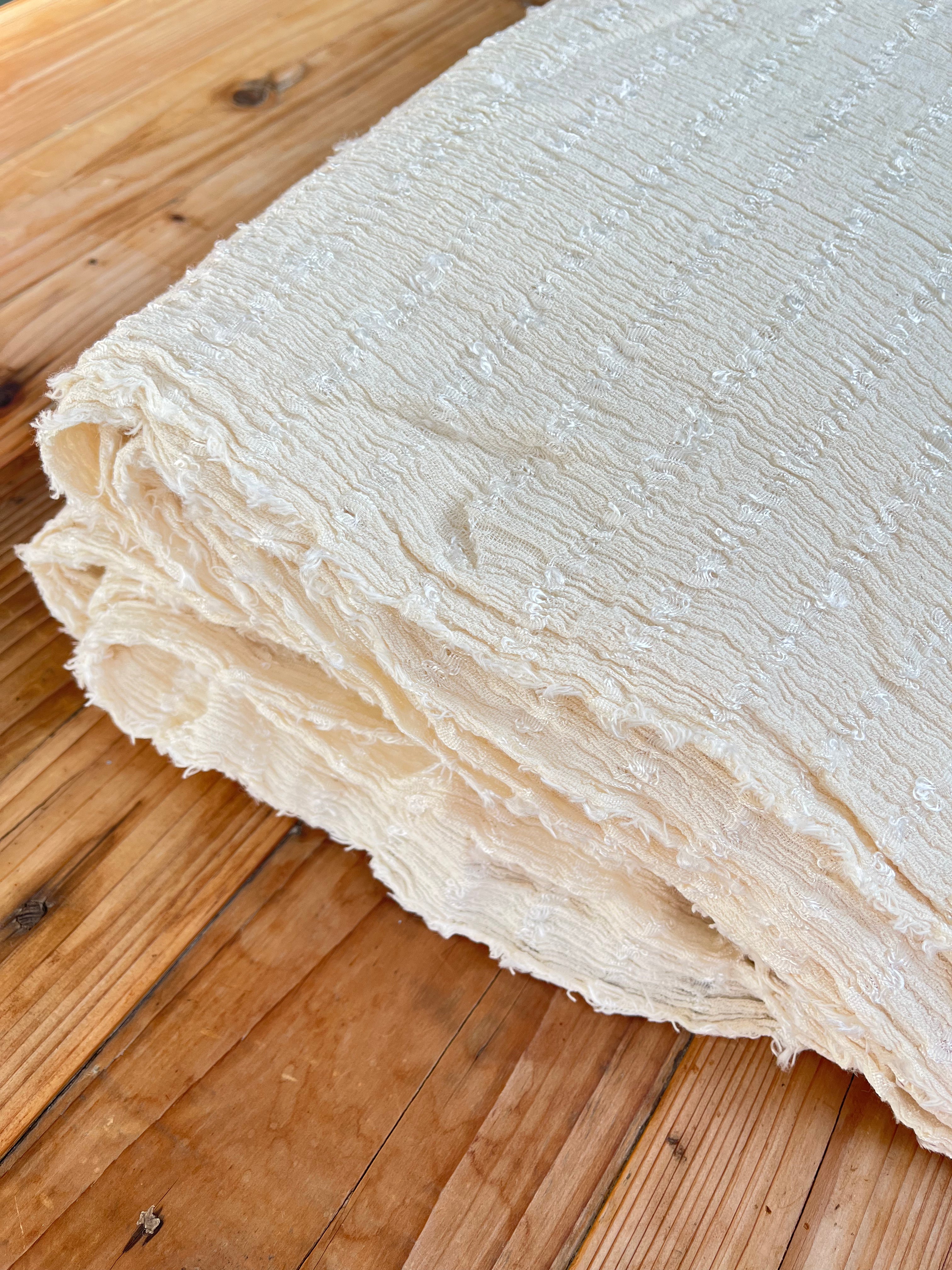 Tissu froissé extensible en coton texturé neutre : qualité unique pour les jupes d'été kimono, tenues pour nouveau-nés | Options extensibles, tissées à la main.