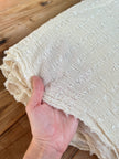 Tissu froissé extensible en coton texturé neutre : qualité unique pour les jupes d'été kimono, tenues pour nouveau-nés | Options extensibles, tissées à la main.