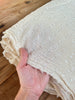 Tissu froissé extensible en coton texturé neutre : qualité unique pour les jupes d'été kimono, tenues pour nouveau-nés | Options extensibles, tissées à la main.