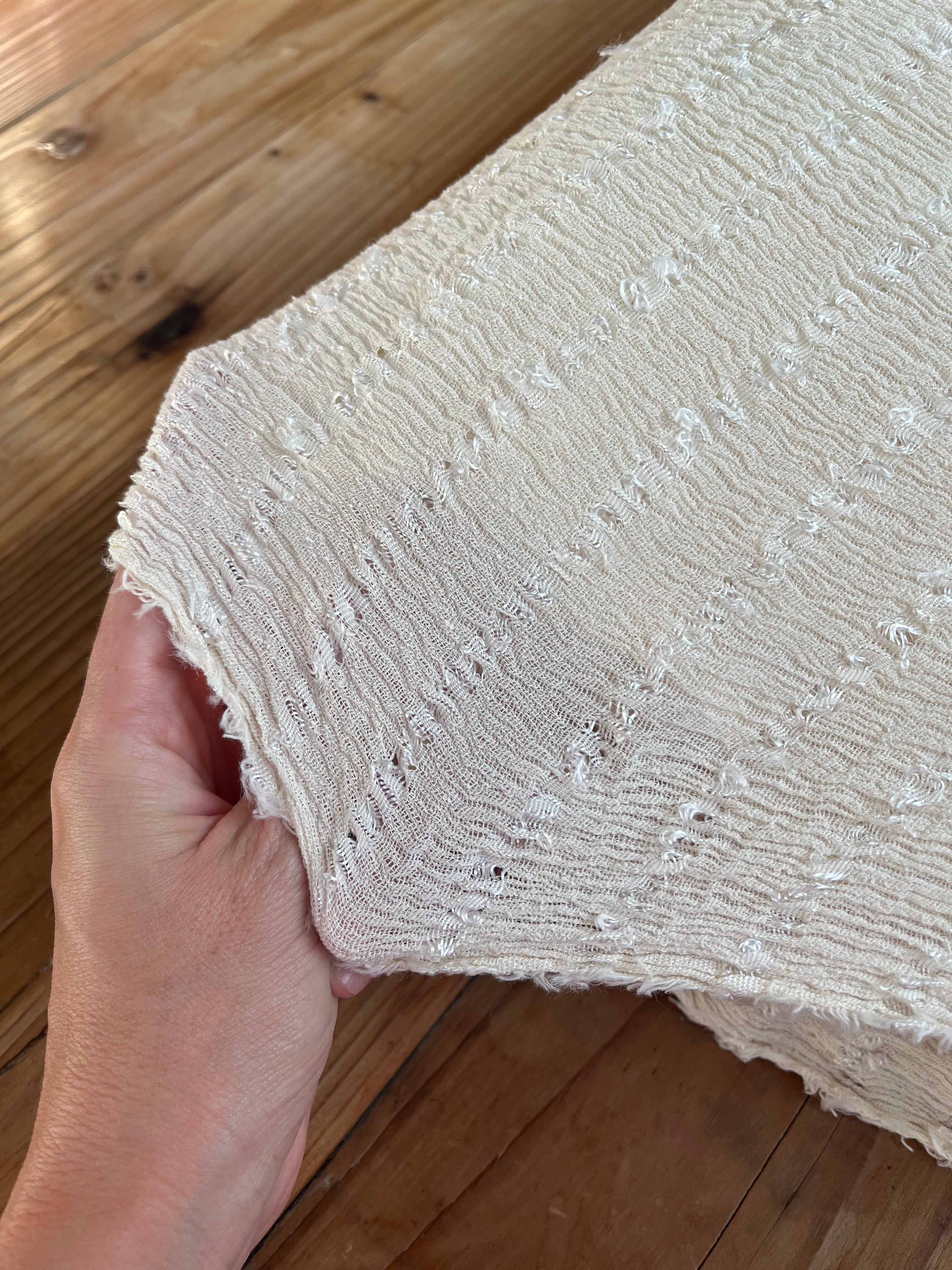 Tissu froissé extensible en coton texturé neutre : qualité unique pour les jupes d'été kimono, tenues pour nouveau-nés | Options extensibles, tissées à la main.