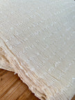 Tissu froissé extensible en coton texturé neutre : qualité unique pour les jupes d'été kimono, tenues pour nouveau-nés | Options extensibles, tissées à la main.