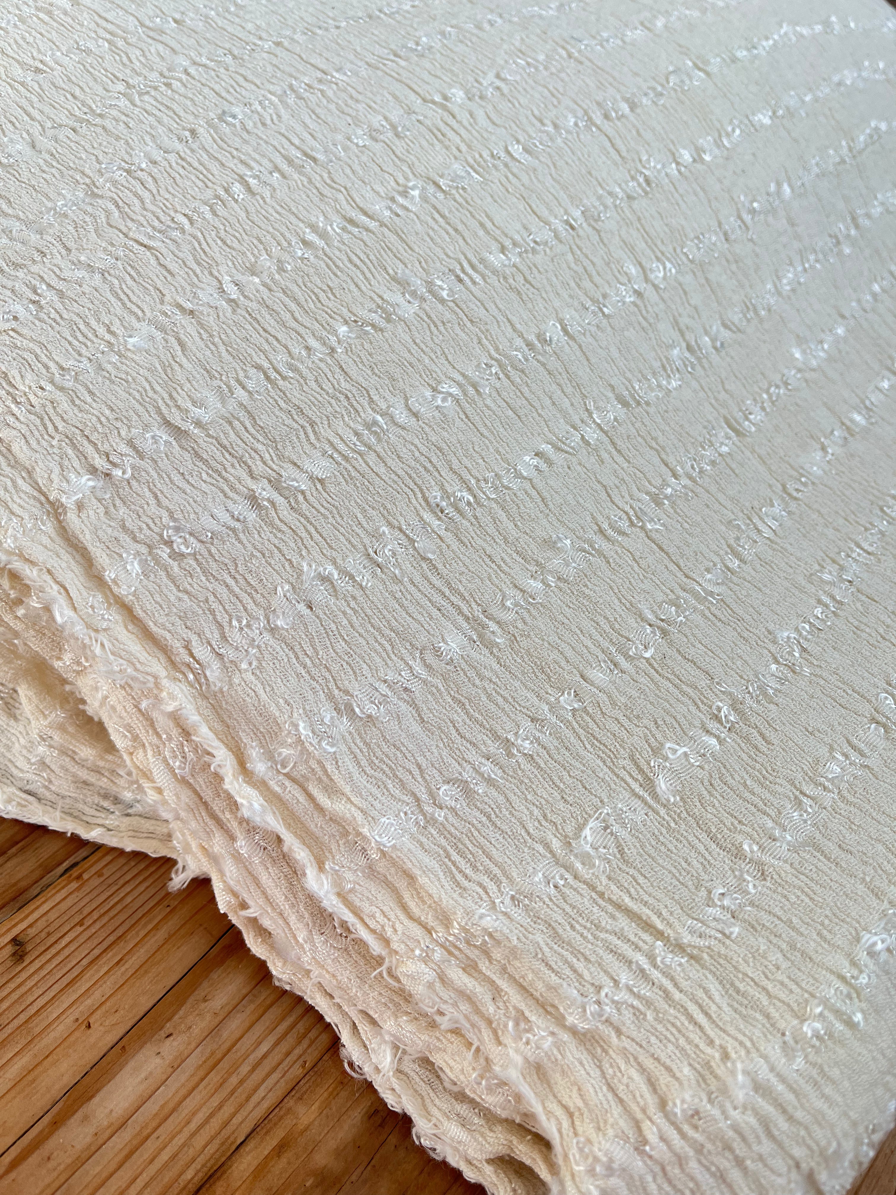 Tissu froissé extensible en coton texturé neutre : qualité unique pour les jupes d'été kimono, tenues pour nouveau-nés | Options extensibles, tissées à la main.