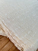 Tissu froissé extensible en coton texturé neutre : qualité unique pour les jupes d'été kimono, tenues pour nouveau-nés | Options extensibles, tissées à la main.