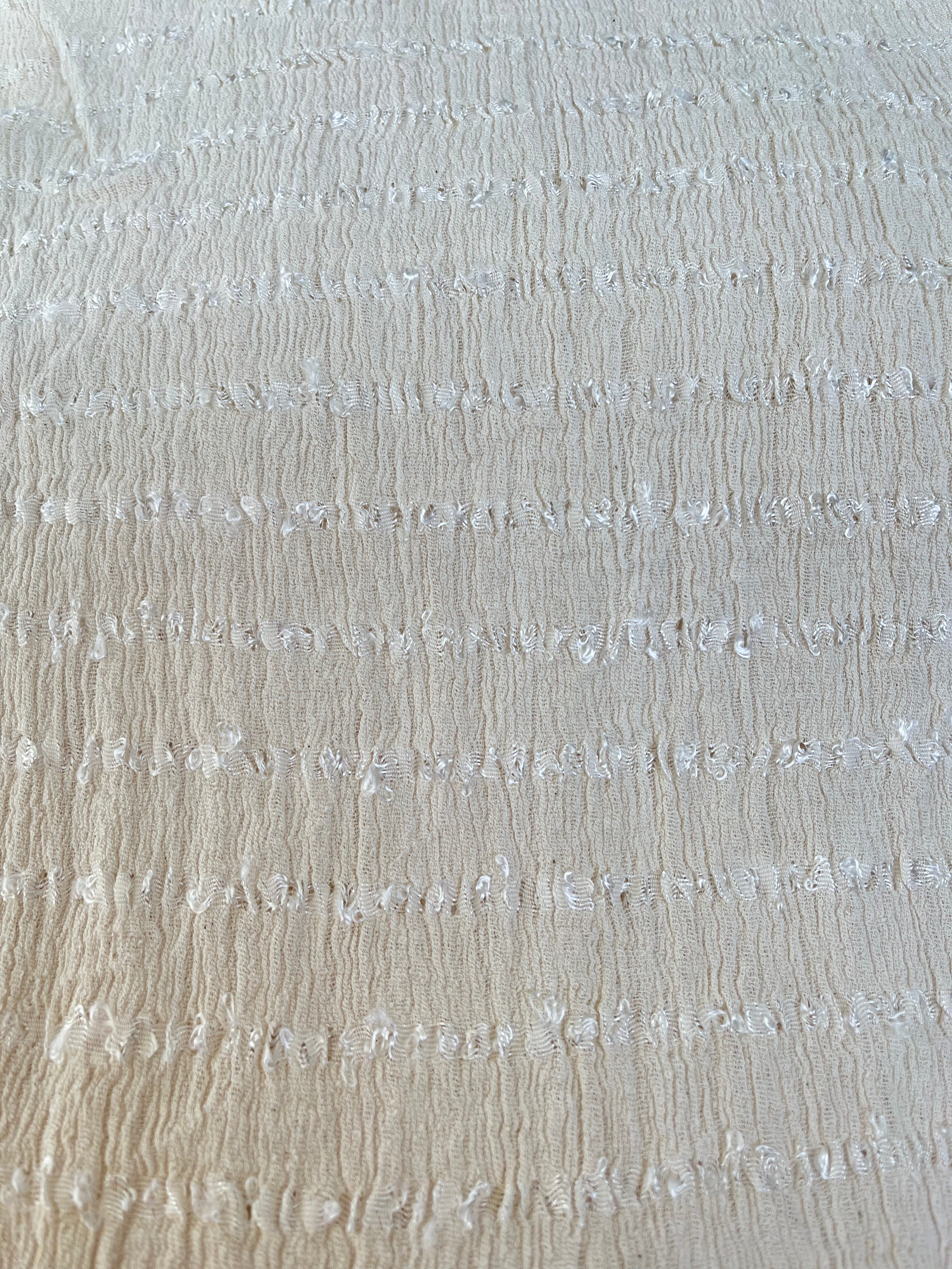 Tissu froissé extensible en coton texturé neutre : qualité unique pour les jupes d'été kimono, tenues pour nouveau-nés | Options extensibles, tissées à la main.