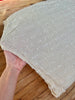Tissu froissé extensible en coton texturé neutre : qualité unique pour les jupes d'été kimono, tenues pour nouveau-nés | Options extensibles, tissées à la main.