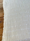 Tissu froissé extensible en coton texturé neutre : qualité unique pour les jupes d'été kimono, tenues pour nouveau-nés | Options extensibles, tissées à la main.