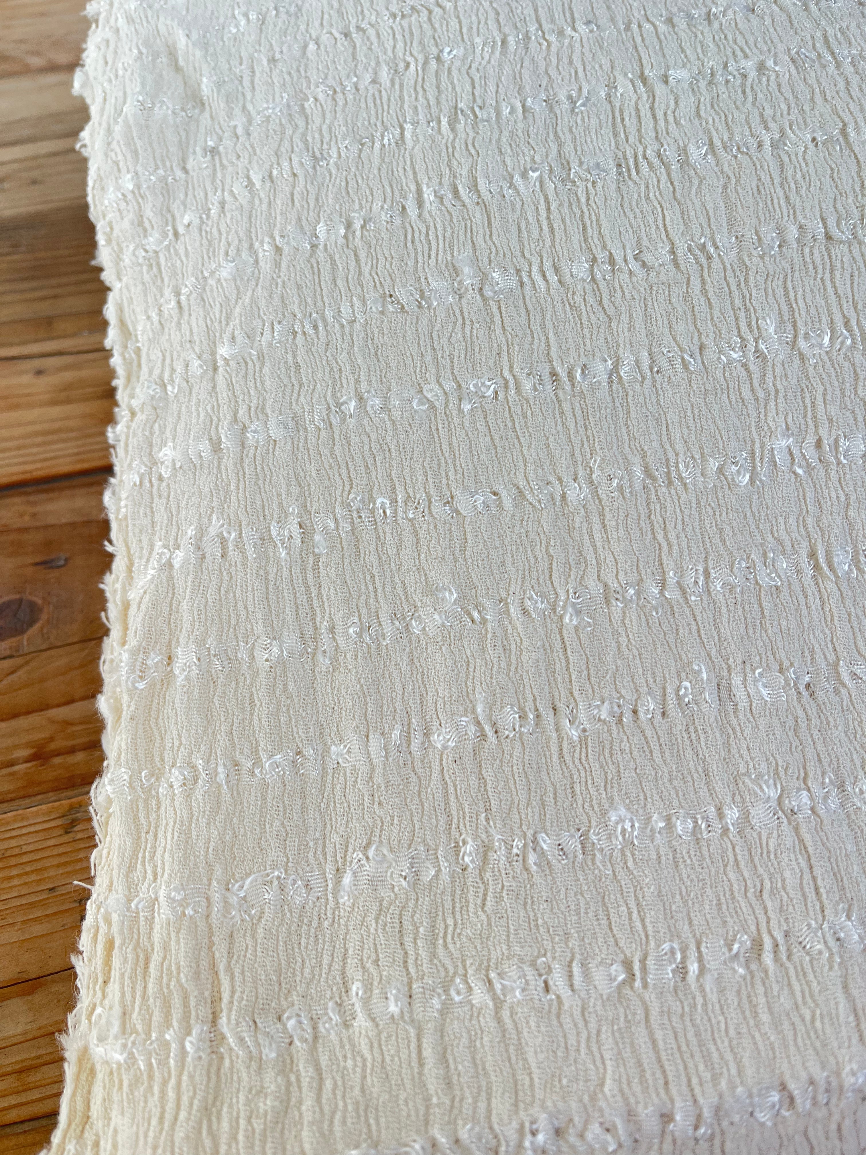 Tissu froissé extensible en coton texturé neutre : qualité unique pour les jupes d'été kimono, tenues pour nouveau-nés | Options extensibles, tissées à la main.