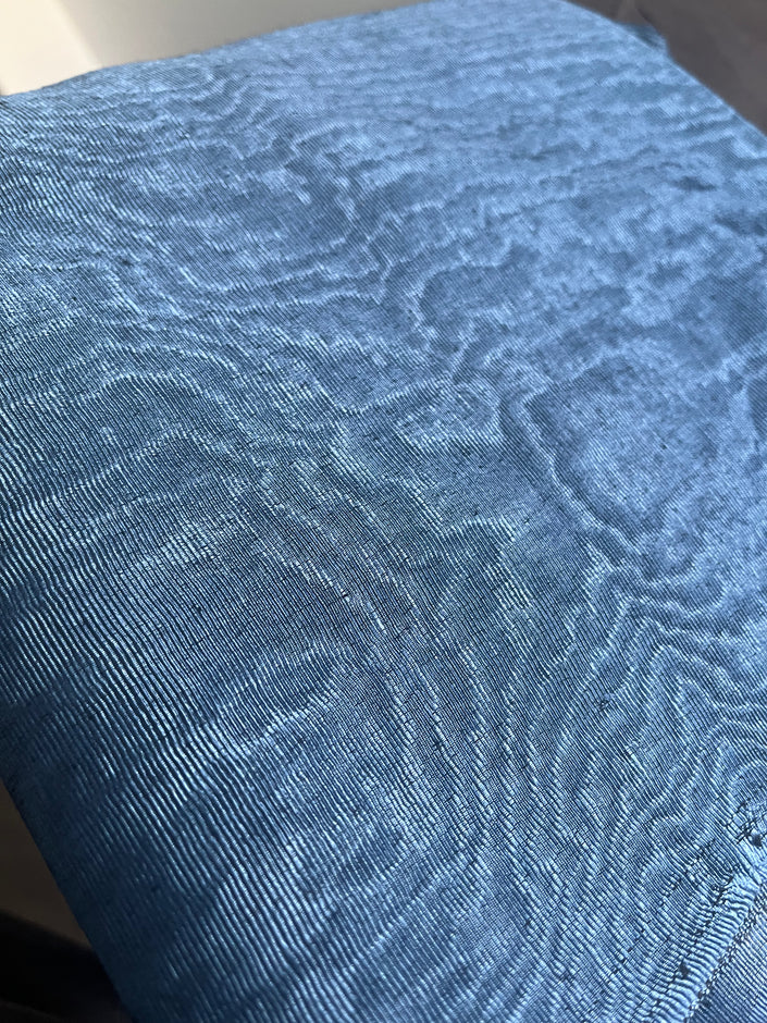 Tapisserie d'ameublement luxueuse en soie bleue pour tête de lit ottomane, tissus d'intérieur pour textiles de maison : housses d'oreiller, motifs inspirés du kimono, motifs en filigrane.