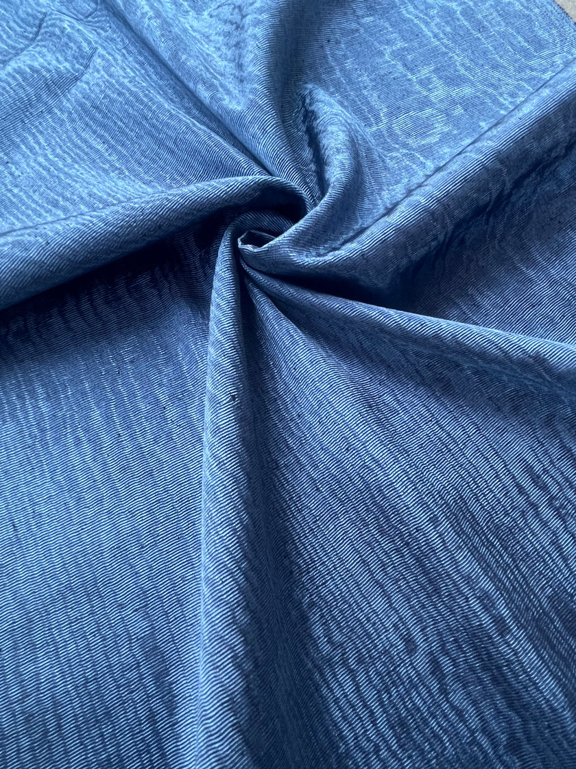 Tapisserie d'ameublement luxueuse en soie bleue pour tête de lit ottomane, tissus d'intérieur pour textiles de maison : housses d'oreiller, motifs inspirés du kimono, motifs en filigrane.