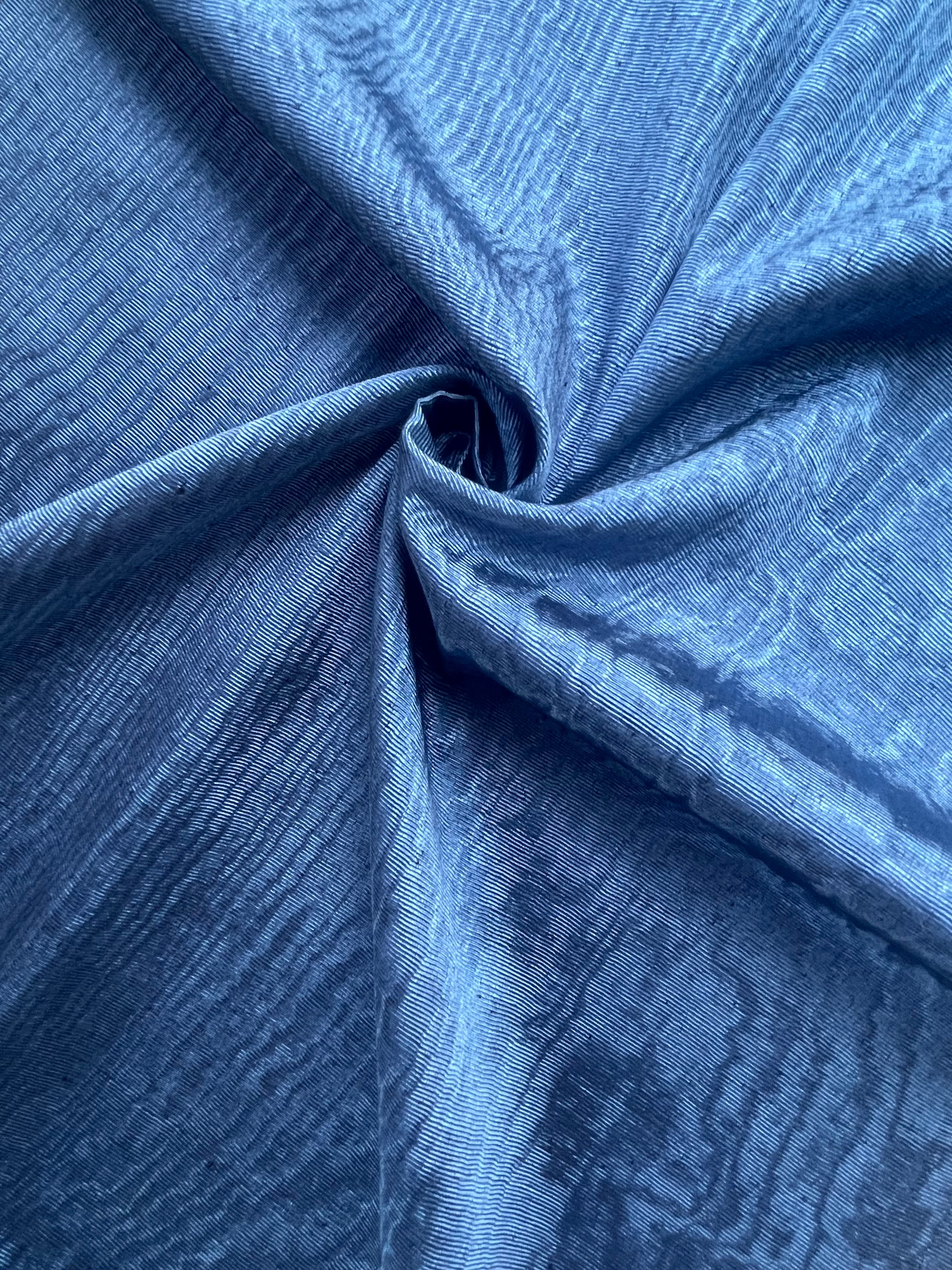 Tapisserie d'ameublement luxueuse en soie bleue pour tête de lit ottomane, tissus d'intérieur pour textiles de maison : housses d'oreiller, motifs inspirés du kimono, motifs en filigrane.