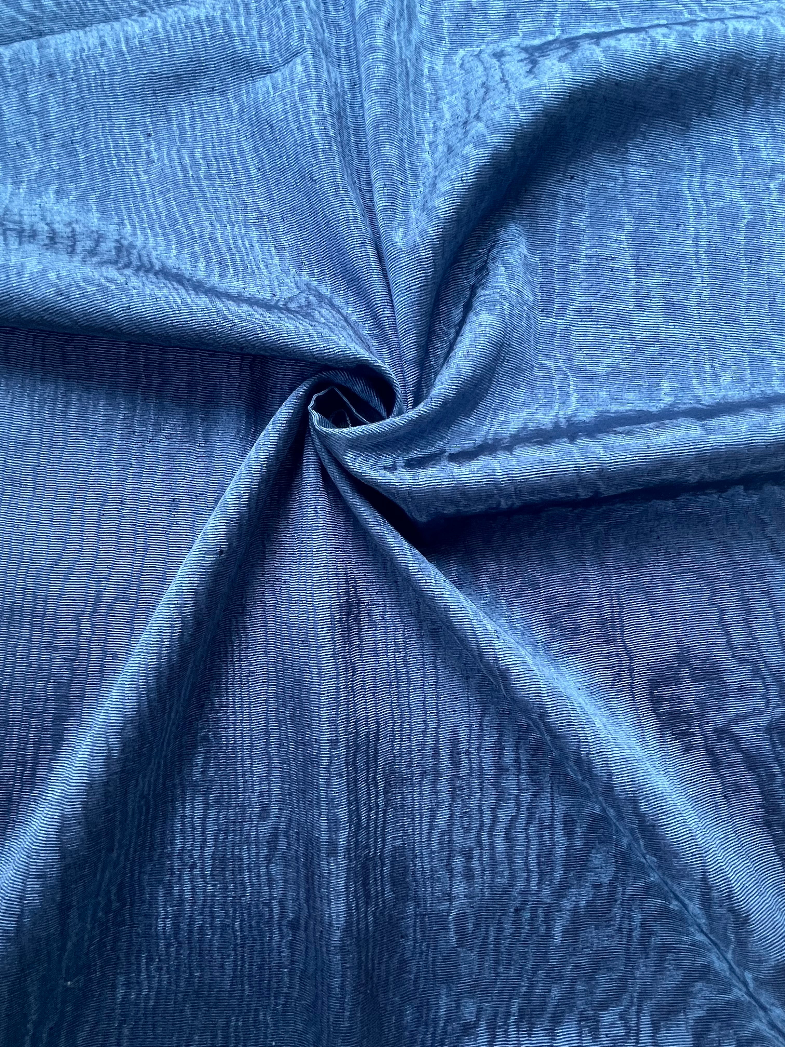 Tapisserie d'ameublement luxueuse en soie bleue pour tête de lit ottomane, tissus d'intérieur pour textiles de maison : housses d'oreiller, motifs inspirés du kimono, motifs en filigrane.