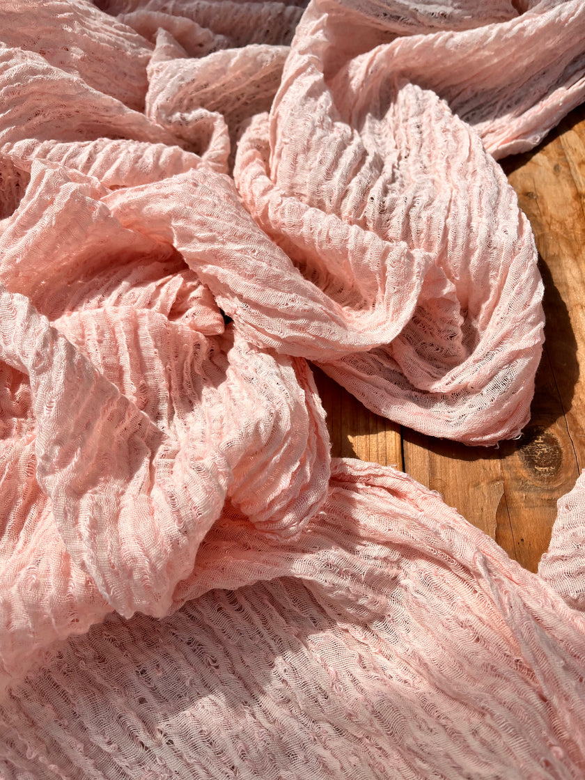 Tissu en lin rose rose sec par cour, tissu en coton biologique, tissus naturels semi-transparents texturés à la main.
