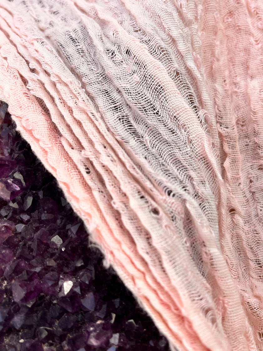 Tissu en lin rose rose sec par cour, tissu en coton biologique, tissus naturels semi-transparents texturés à la main.