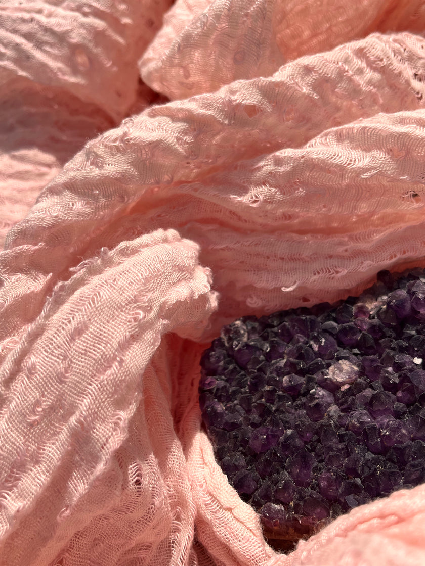 Tissu en lin rose rose sec par cour, tissu en coton biologique, tissus naturels semi-transparents texturés à la main.