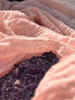 Tissu en lin rose rose sec par cour, tissu en coton biologique, tissus naturels semi-transparents texturés à la main.