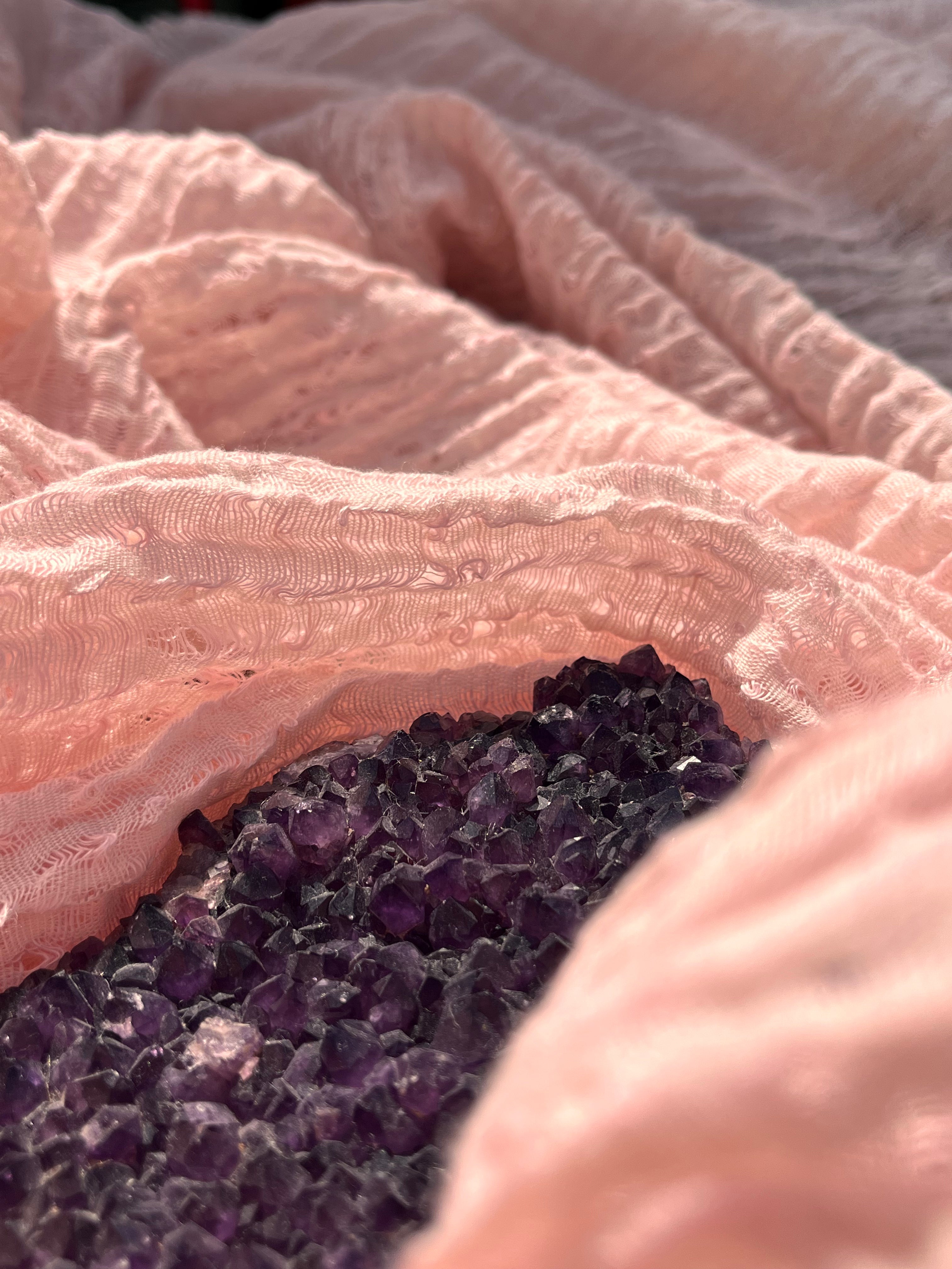 Tissu en lin rose rose sec par cour, tissu en coton biologique, tissus naturels semi-transparents texturés à la main.