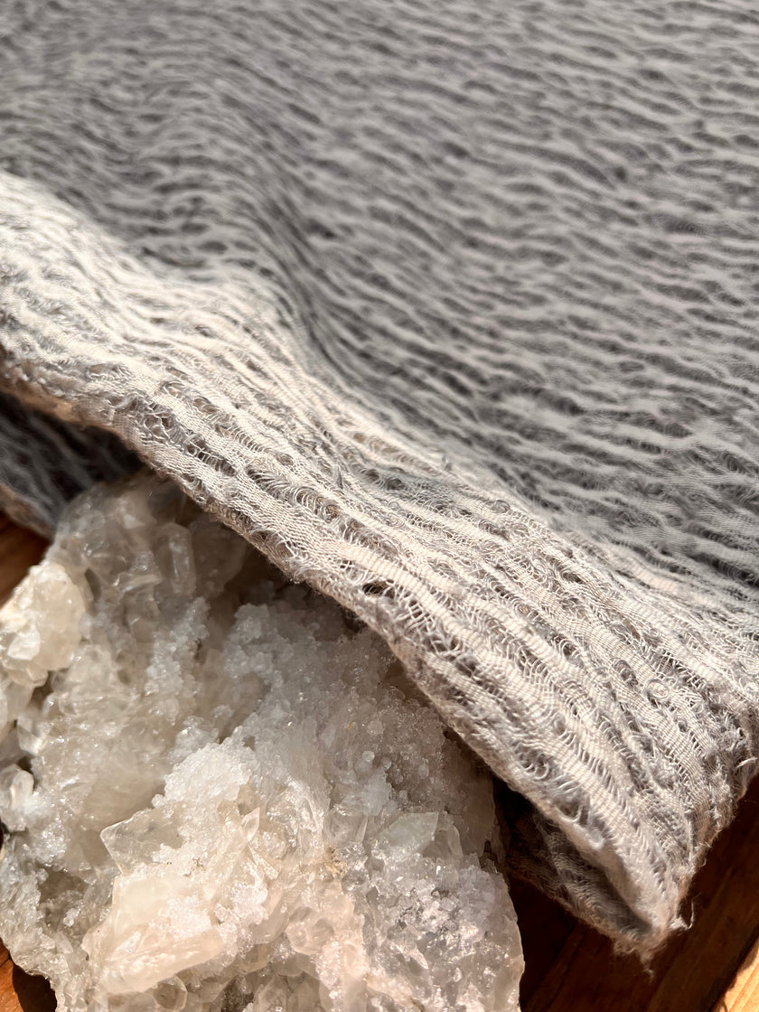 Metreyle Açık Gri Keten Kumaş, Organik Pamuklu Kumaş, Dokulu El Dokuma Yarı Şeffaf Doğal Kumaşlar.