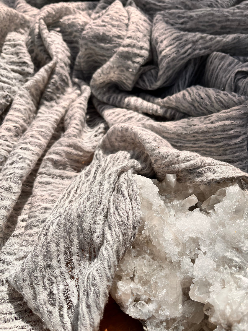 Metreyle Açık Gri Keten Kumaş, Organik Pamuklu Kumaş, Dokulu El Dokuma Yarı Şeffaf Doğal Kumaşlar.