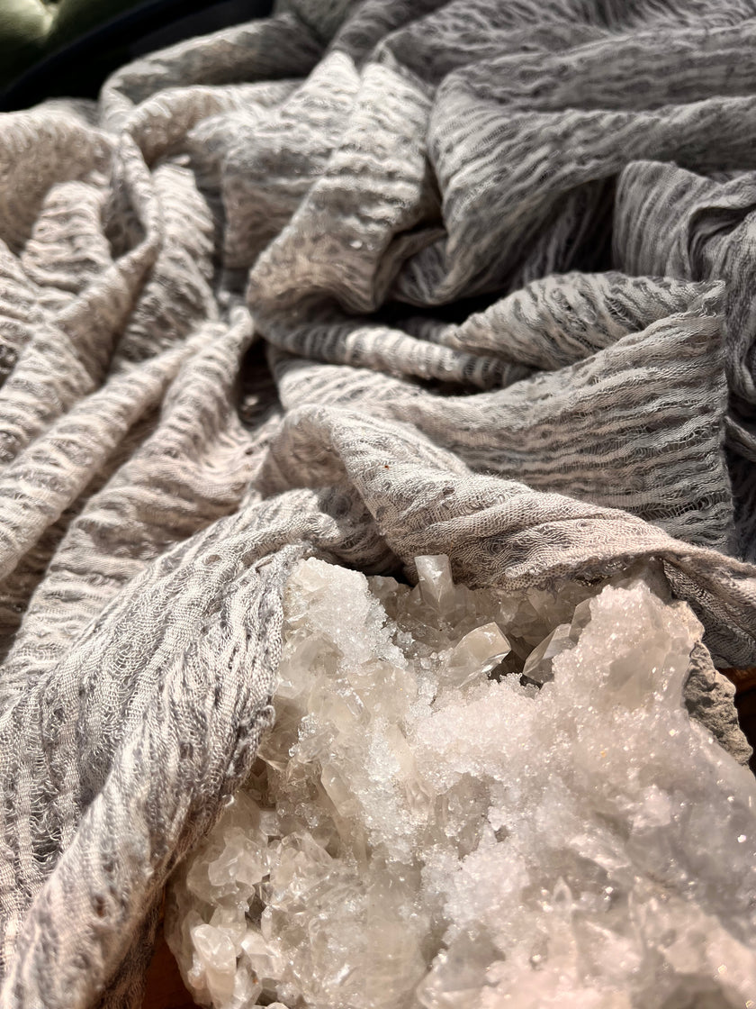 Metreyle Açık Gri Keten Kumaş, Organik Pamuklu Kumaş, Dokulu El Dokuma Yarı Şeffaf Doğal Kumaşlar.