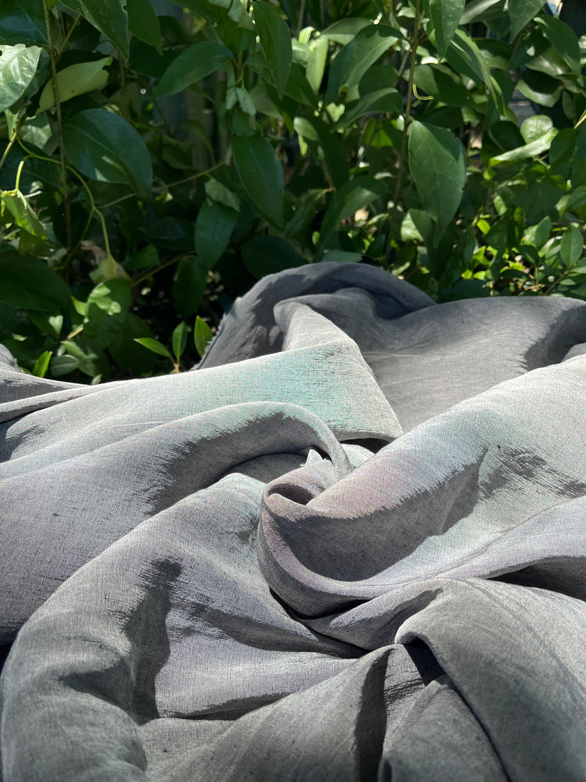 Tissu en lin gris argenté, Tissu pour l'été, Tissu en soie, Tissus texturés, Tissu naturel, Tissus naturels, Tissus nature, Tissus spéciaux.