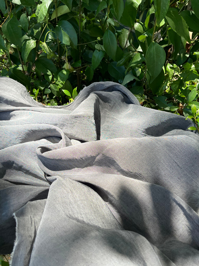 Tissu en lin gris argenté, Tissu pour l'été, Tissu en soie, Tissus texturés, Tissu naturel, Tissus naturels, Tissus nature, Tissus spéciaux.