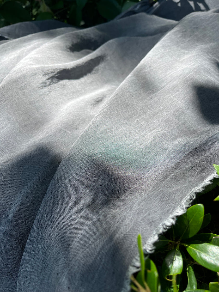 Tissu en lin gris argenté, Tissu pour l'été, Tissu en soie, Tissus texturés, Tissu naturel, Tissus naturels, Tissus nature, Tissus spéciaux.