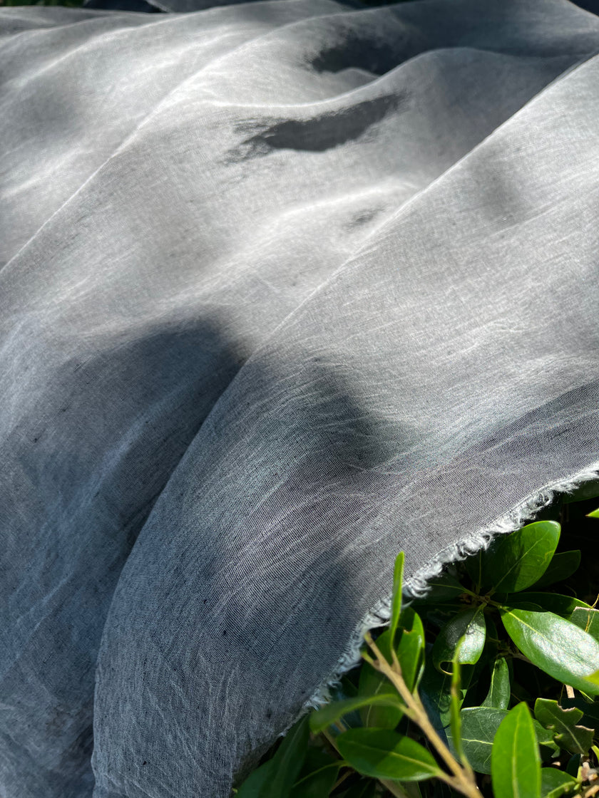 Tissu en lin gris argenté, Tissu pour l'été, Tissu en soie, Tissus texturés, Tissu naturel, Tissus naturels, Tissus nature, Tissus spéciaux.