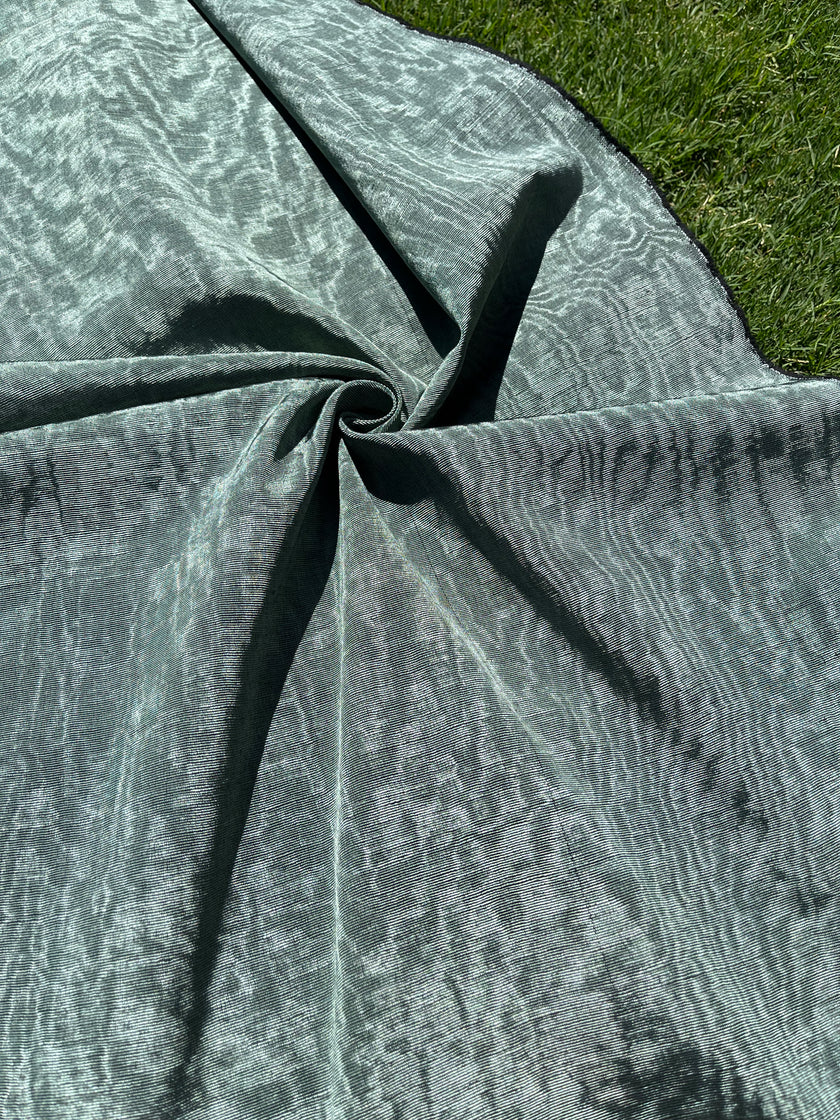 Tapisserie d'ameublement luxueuse en soie verte pour tête de lit ottomane, tissus d'intérieur pour textiles de maison : housses d'oreiller, motifs inspirés du kimono, motifs en filigrane.