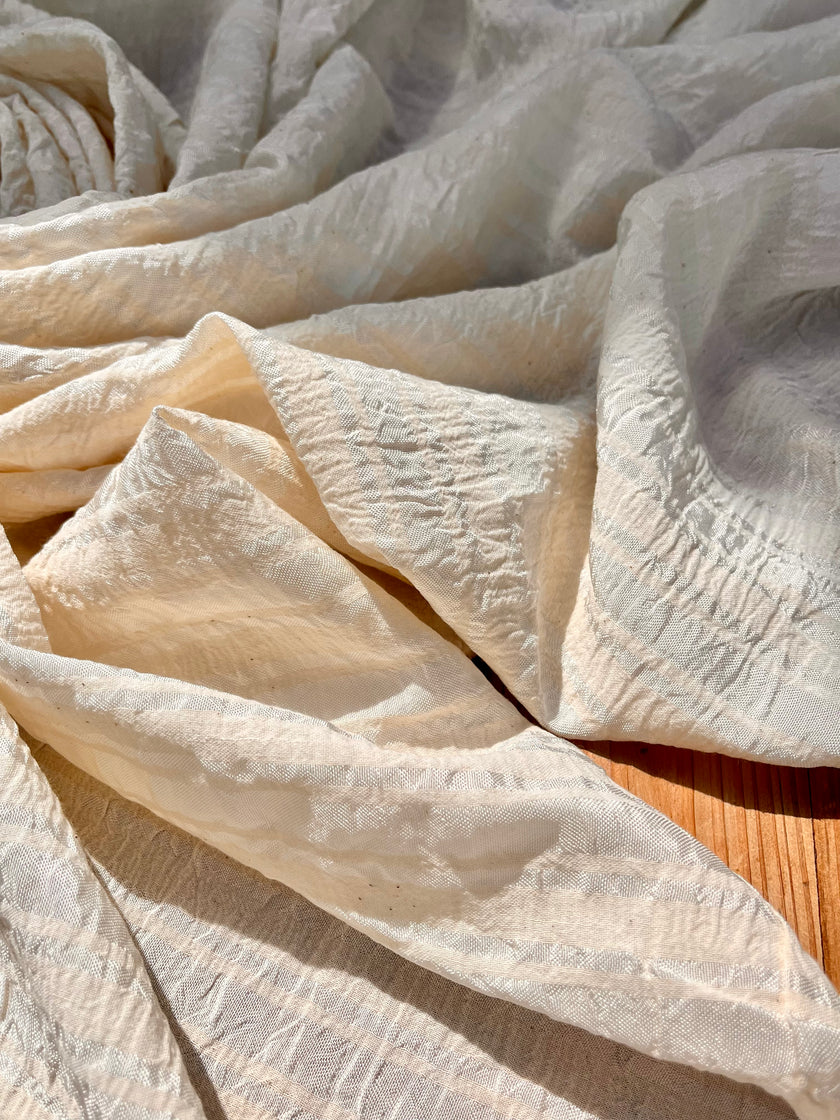 Doğadan Esinlenen Bir Stil İçin Çizgili ve Dokulu İpek Keten Kumaşlar