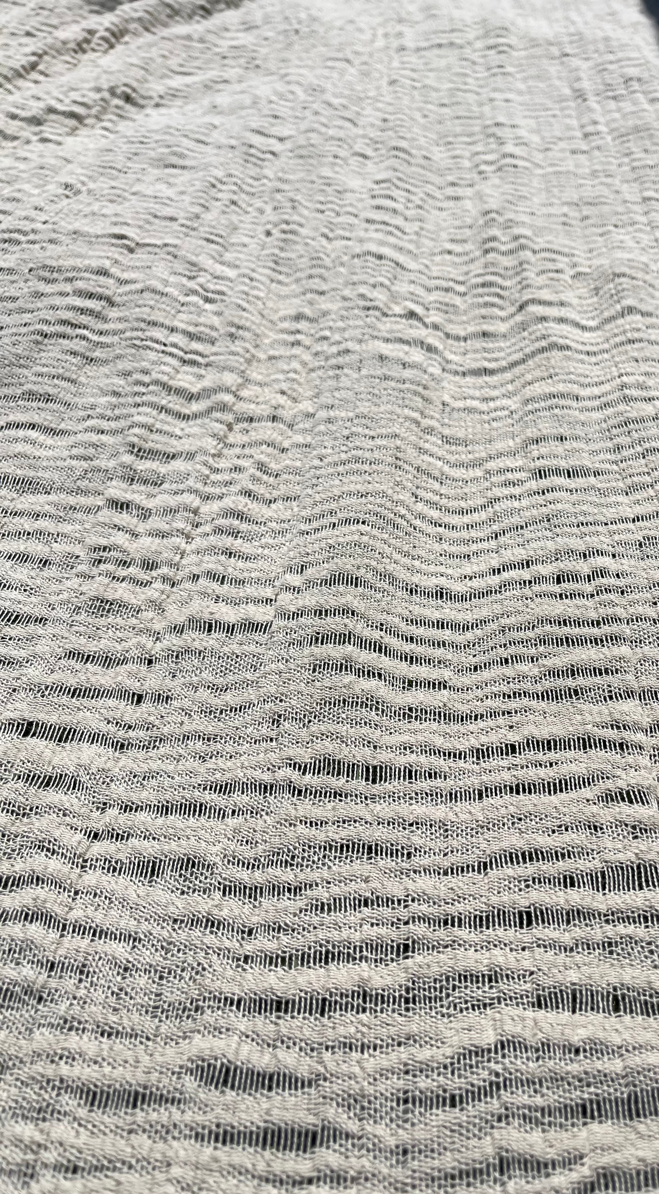 Tissu froissé en coton turc texturé neutre : qualité unique pour les robes d'été kimono, les tenues de nouveau-né | Options de gaze, transparentes et extensibles