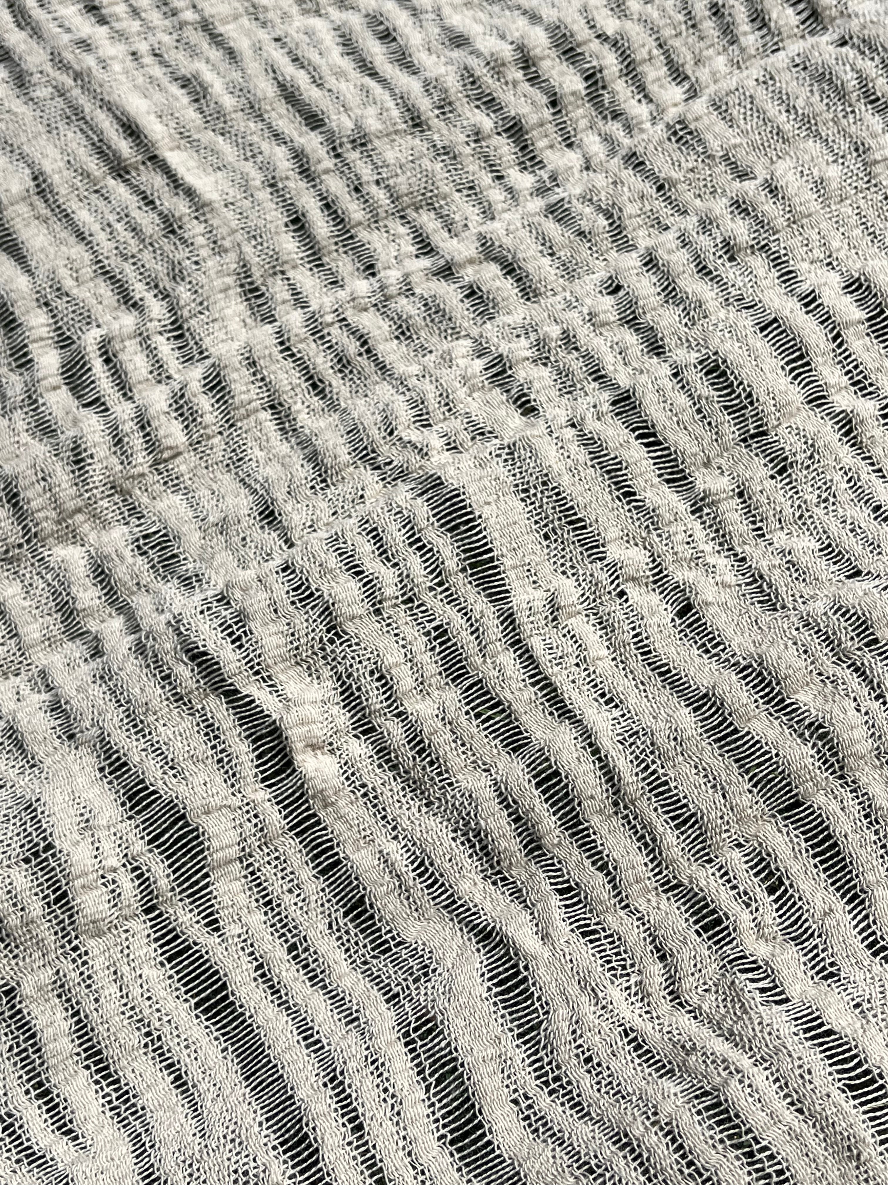 Tissu froissé en coton turc texturé neutre : qualité unique pour les robes d'été kimono, les tenues de nouveau-né | Options de gaze, transparentes et extensibles