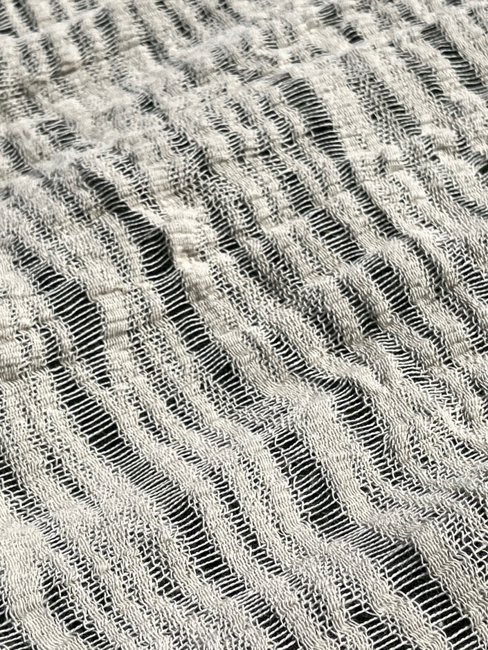 Tissu froissé en coton turc texturé neutre : qualité unique pour les robes d'été kimono, les tenues de nouveau-né | Options de gaze, transparentes et extensibles