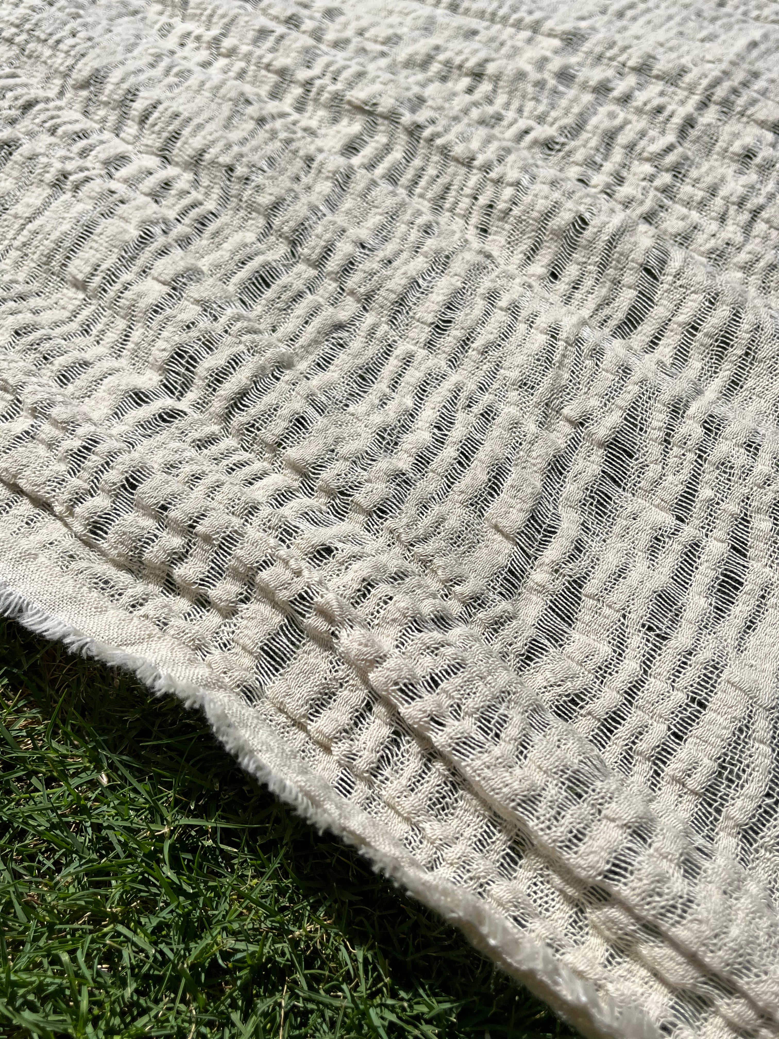 Tissu froissé en coton turc texturé neutre : qualité unique pour les robes d'été kimono, les tenues de nouveau-né | Options de gaze, transparentes et extensibles