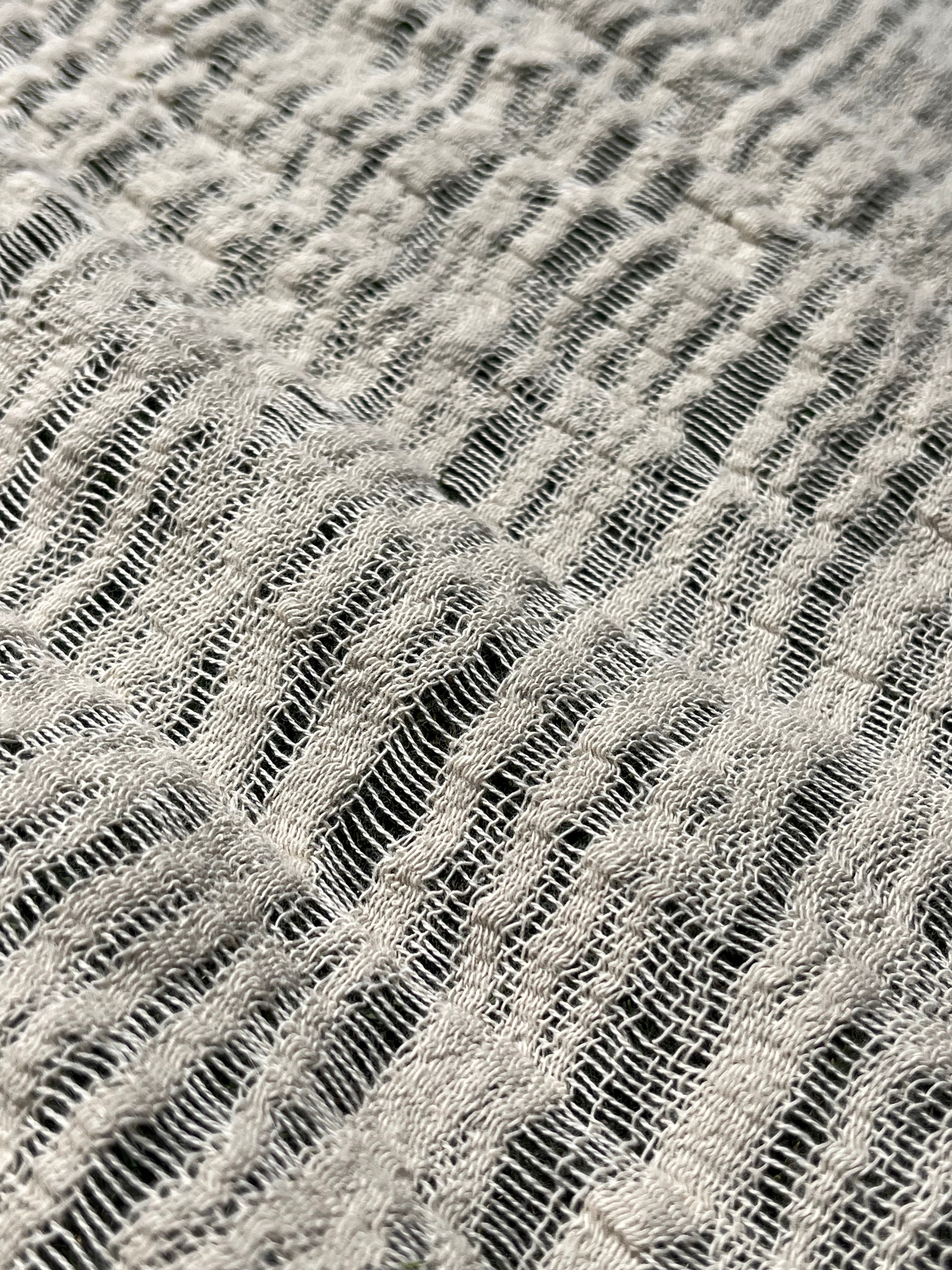 Tissu froissé en coton turc texturé neutre : qualité unique pour les robes d'été kimono, les tenues de nouveau-né | Options de gaze, transparentes et extensibles