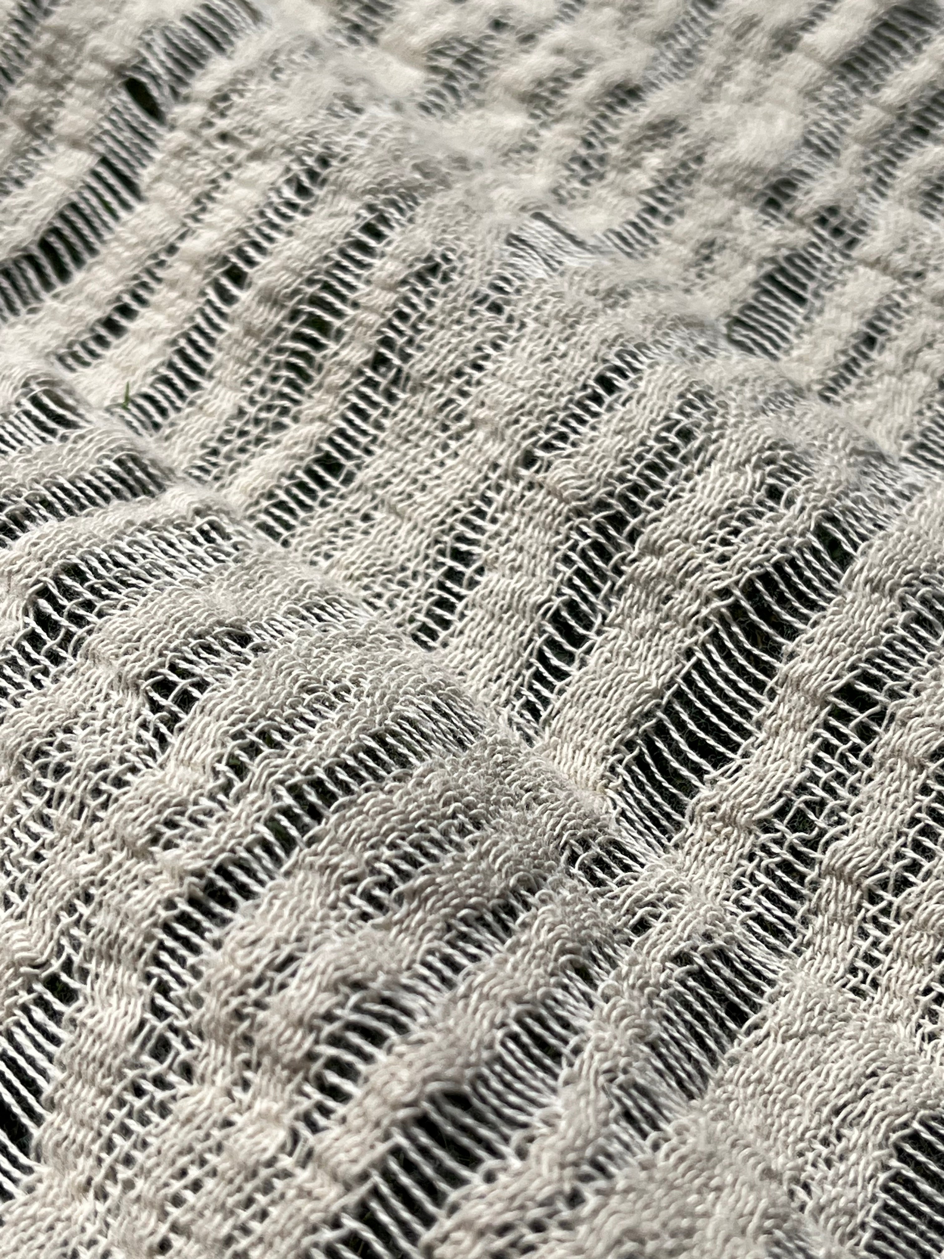 Tissu froissé en coton turc texturé neutre : qualité unique pour les robes d'été kimono, les tenues de nouveau-né | Options de gaze, transparentes et extensibles
