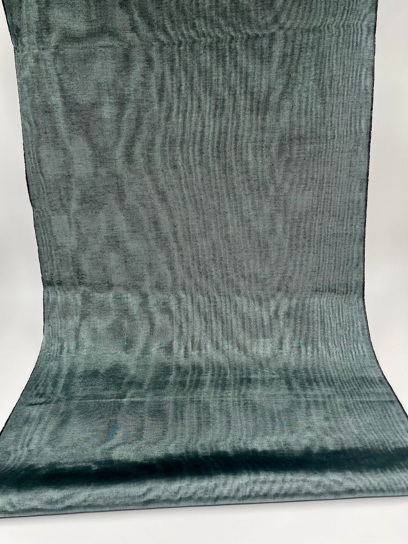 Rembourrage luxueux en soie vert sauge pour tête de lit ottoman, tissus d'intérieur pour textiles de maison : housses d'oreiller, motifs inspirés du kimono, motifs en filigrane.