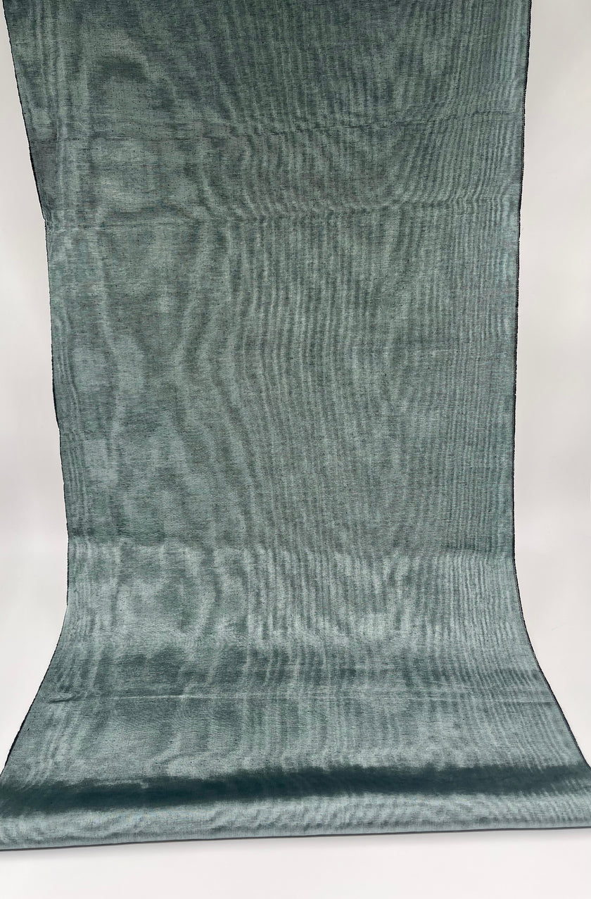 Rembourrage luxueux en soie vert sauge pour tête de lit ottoman, tissus d'intérieur pour textiles de maison : housses d'oreiller, motifs inspirés du kimono, motifs en filigrane.